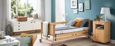 Pflegebett, aufgebaut und einsatzbereit