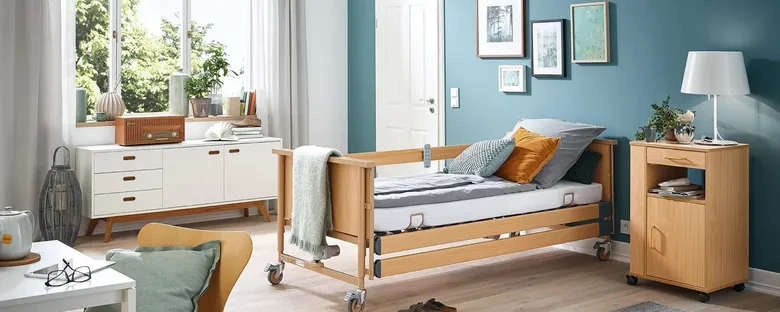 Modernes Pflegebett in einem hellen Schlafzimmer