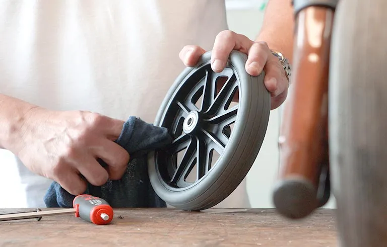 Orthopädietechniker passt eine Sitzschale in der eigenen Werkstatt an