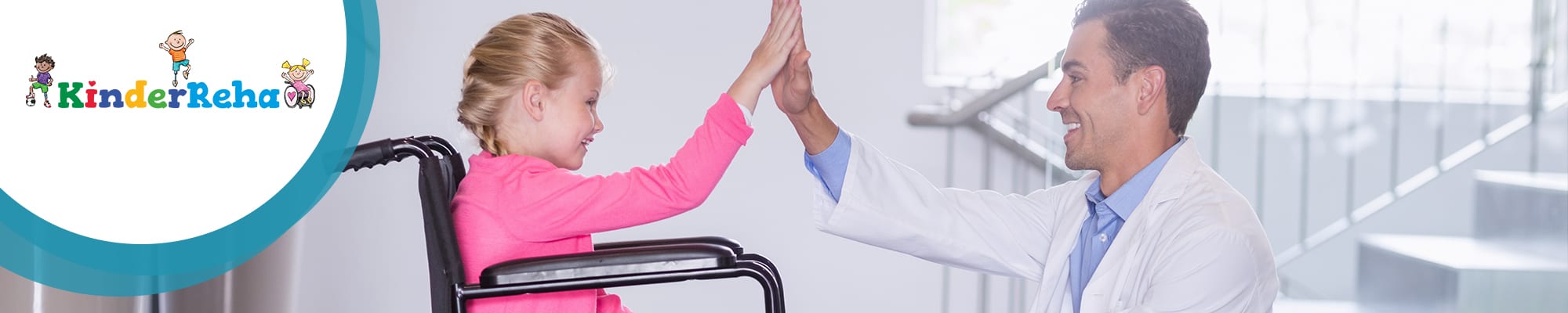 Kind steht mit Unterstützung in einem Stehtrainer